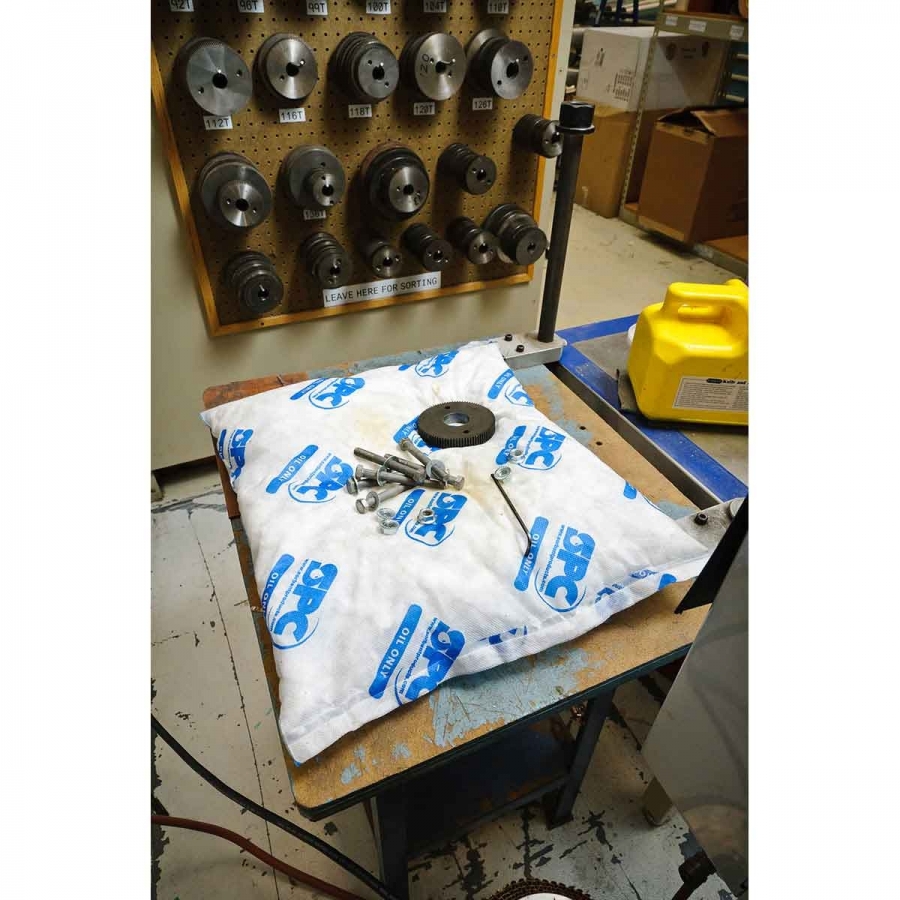 Almohadas absorbentes para aceites (hidrocarburos) de 18'' x 18'' (caja